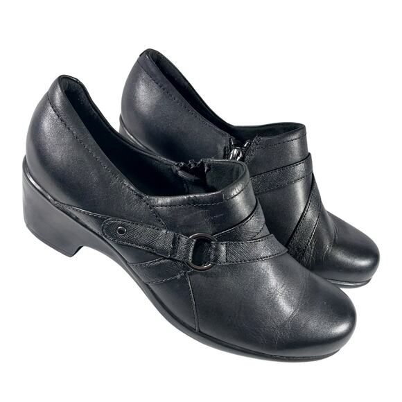 CLARKS! BLACK GENUINE LEATHER CRISS-CROSS FRONT W/BUCKLE COMFORT SHOES! SZ 8.5M - Picture 1 of 10